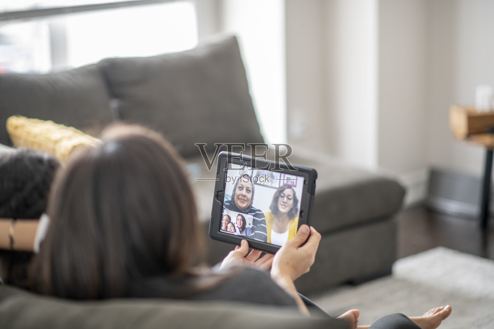 奶奶和家人视频通话照片摄影图片