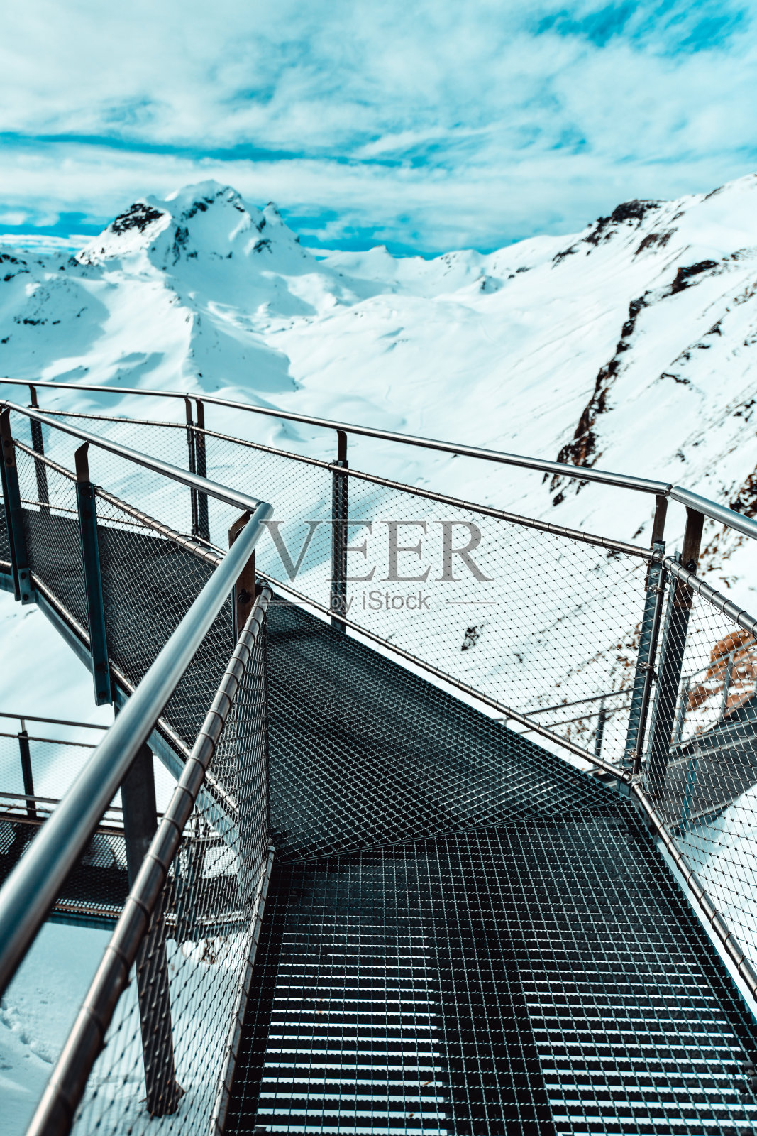 瑞士格林德瓦尔德悬崖上的栏杆照片摄影图片