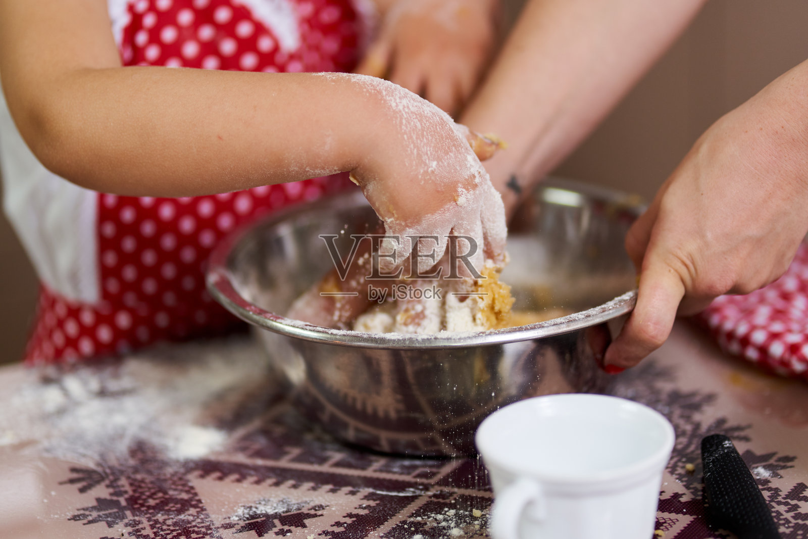 小女孩和她妈妈在做饭照片摄影图片