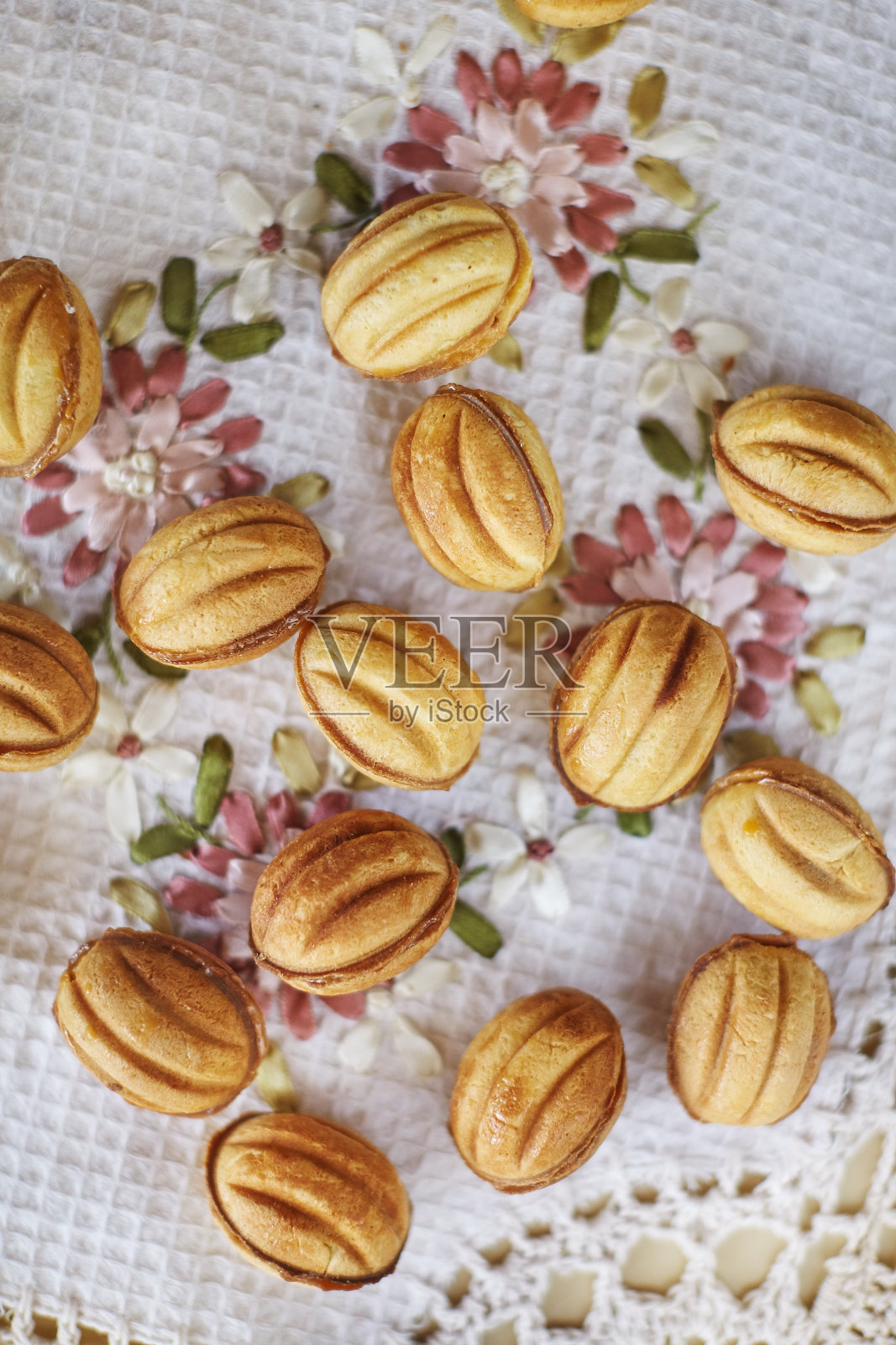 传统的俄罗斯节日饼干坚果形状，里面有焦糖牛奶照片摄影图片