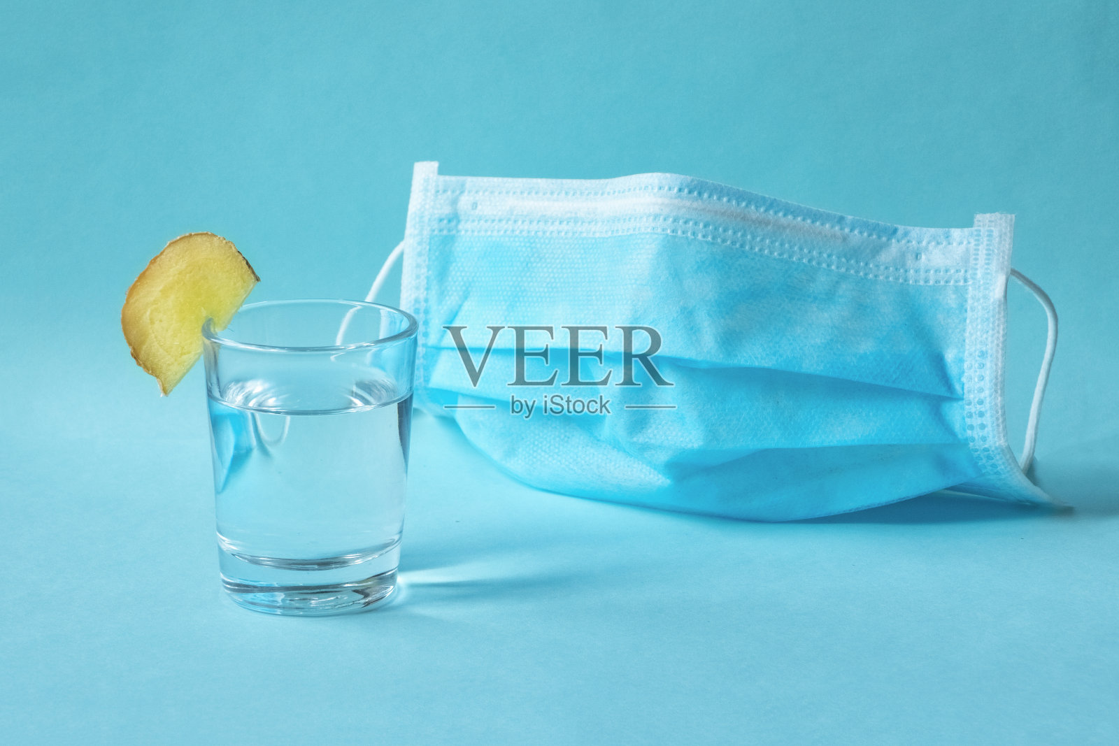 生姜酒精抗病毒酊剂，增强免疫力。照片摄影图片