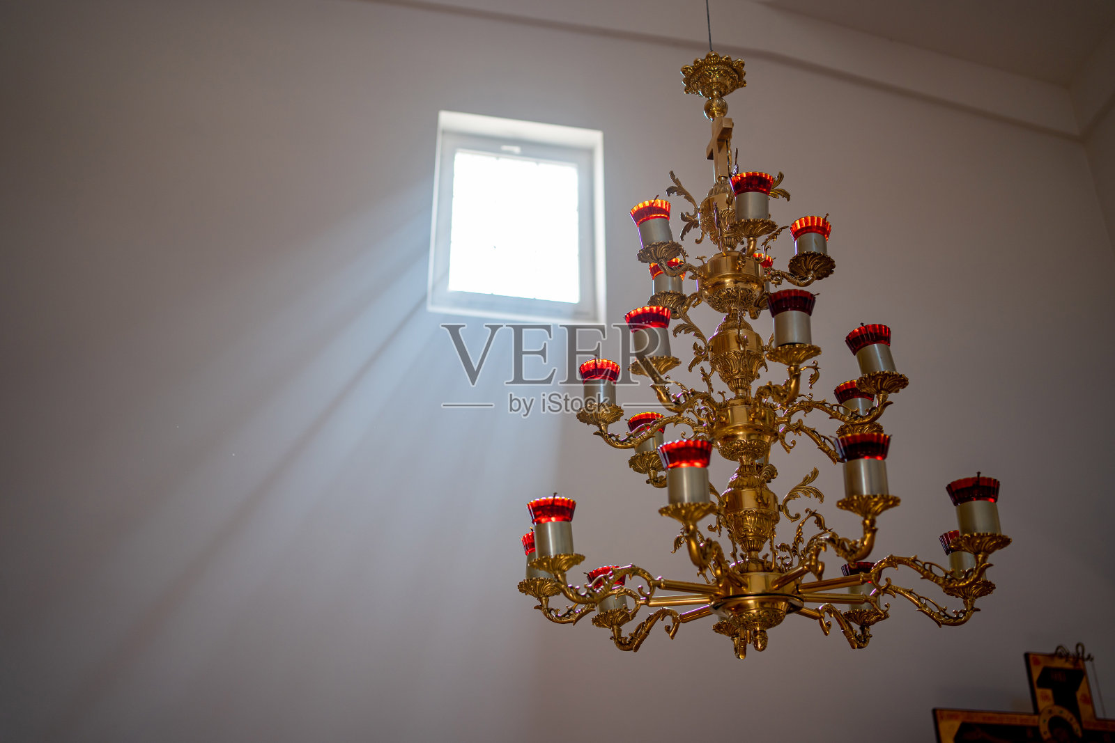 教堂天花板上有蜡烛的枝形吊灯照片摄影图片