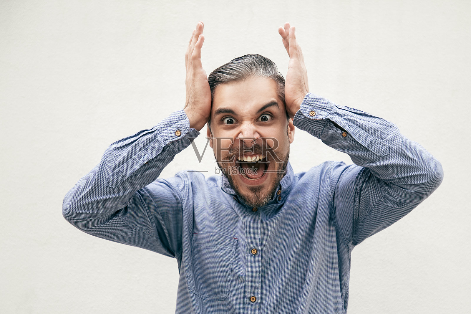 兴奋的疯狂男人做着可怕的表情照片摄影图片