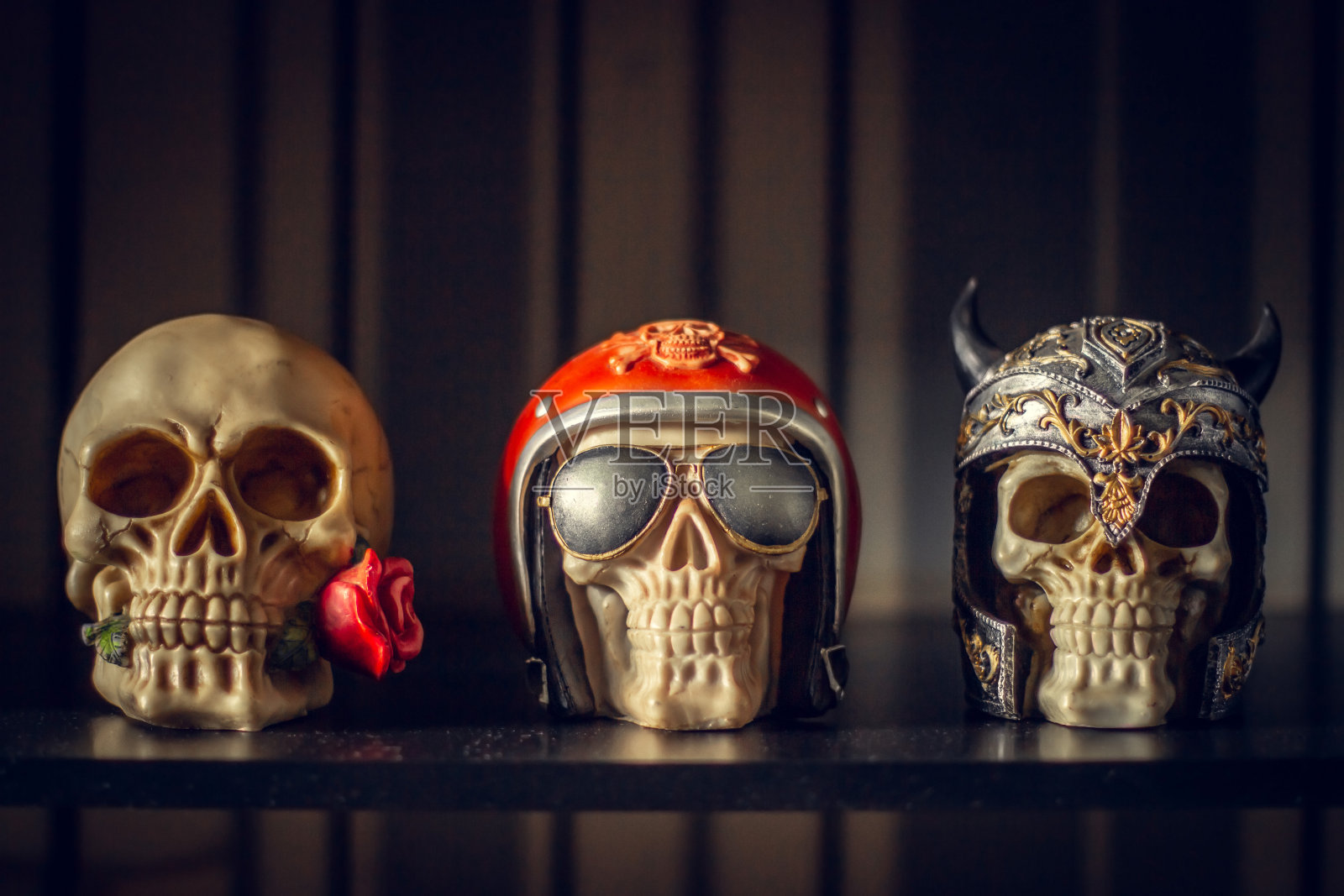 纹身工作室的三个装饰头骨。照片摄影图片