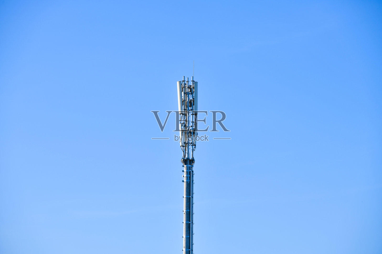 数字电话天线。GSM塔在蓝色背景。5 g 4 g照片摄影图片