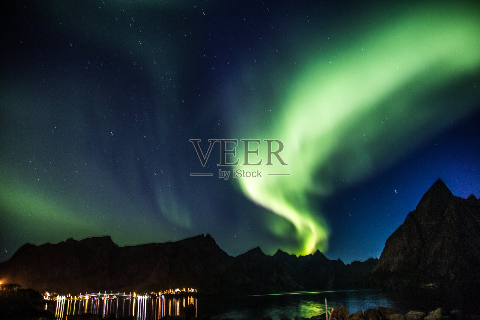 挪威罗浮敦群岛勒内岛上空的北极光照片摄影图片