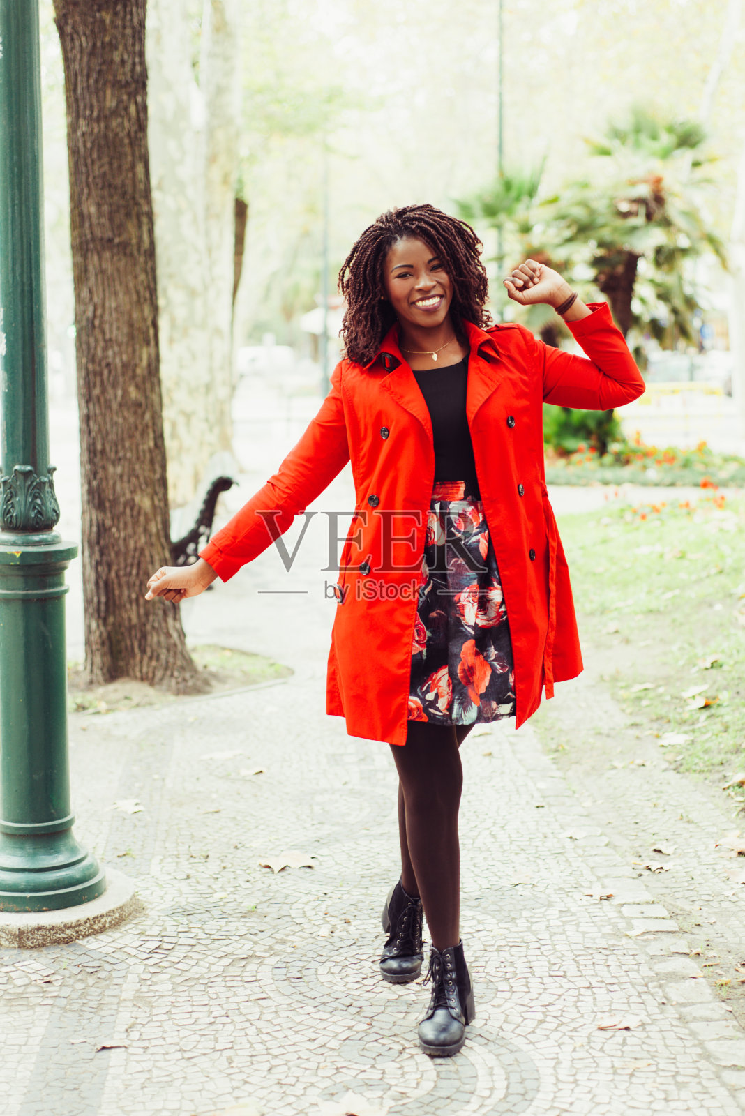 兴奋的年轻女子在公园散步照片摄影图片