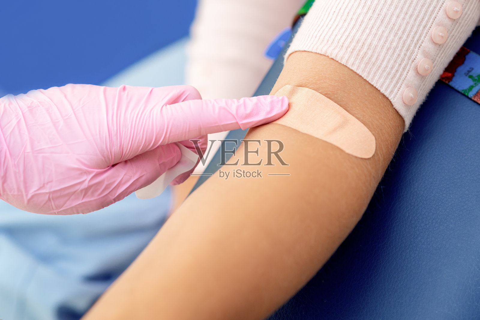 手臂上贴绷带。照片摄影图片