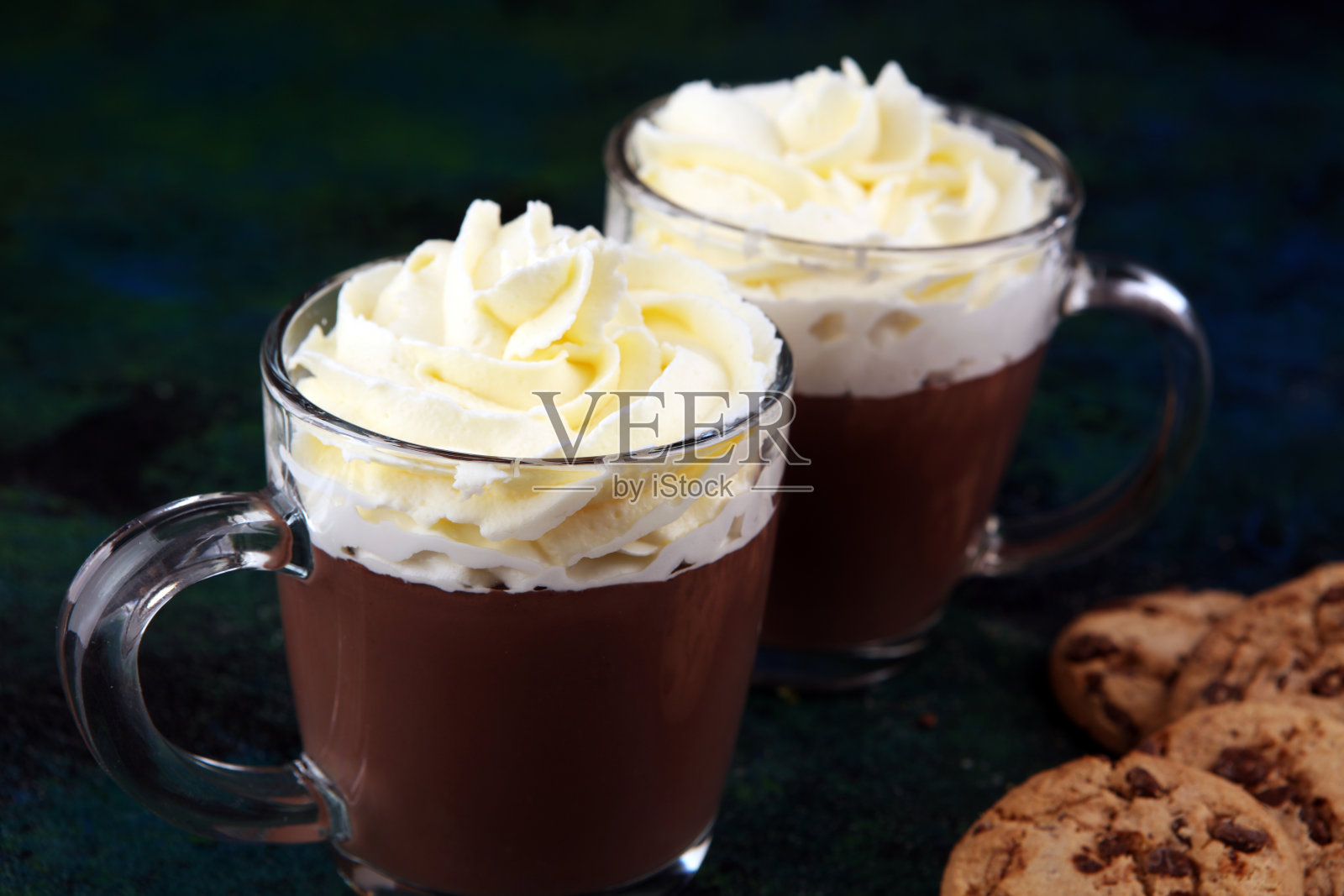 热巧克力，可可，巧克力饼干和鲜奶油照片摄影图片