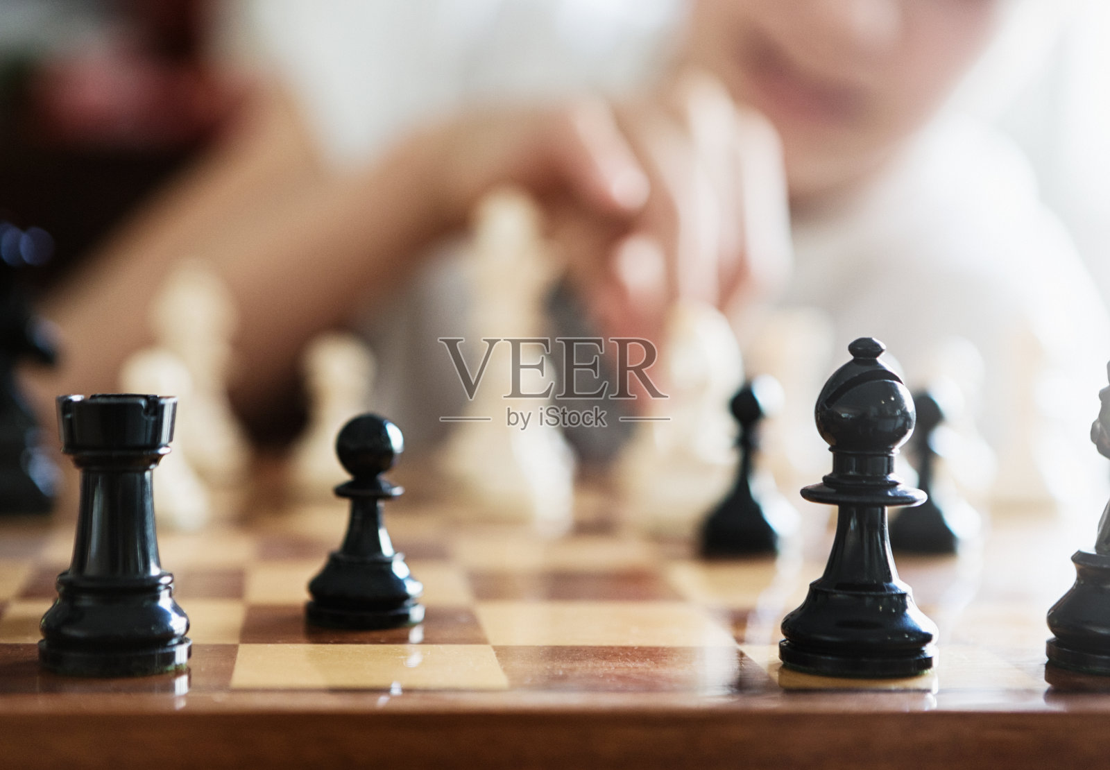 少女下棋照片摄影图片