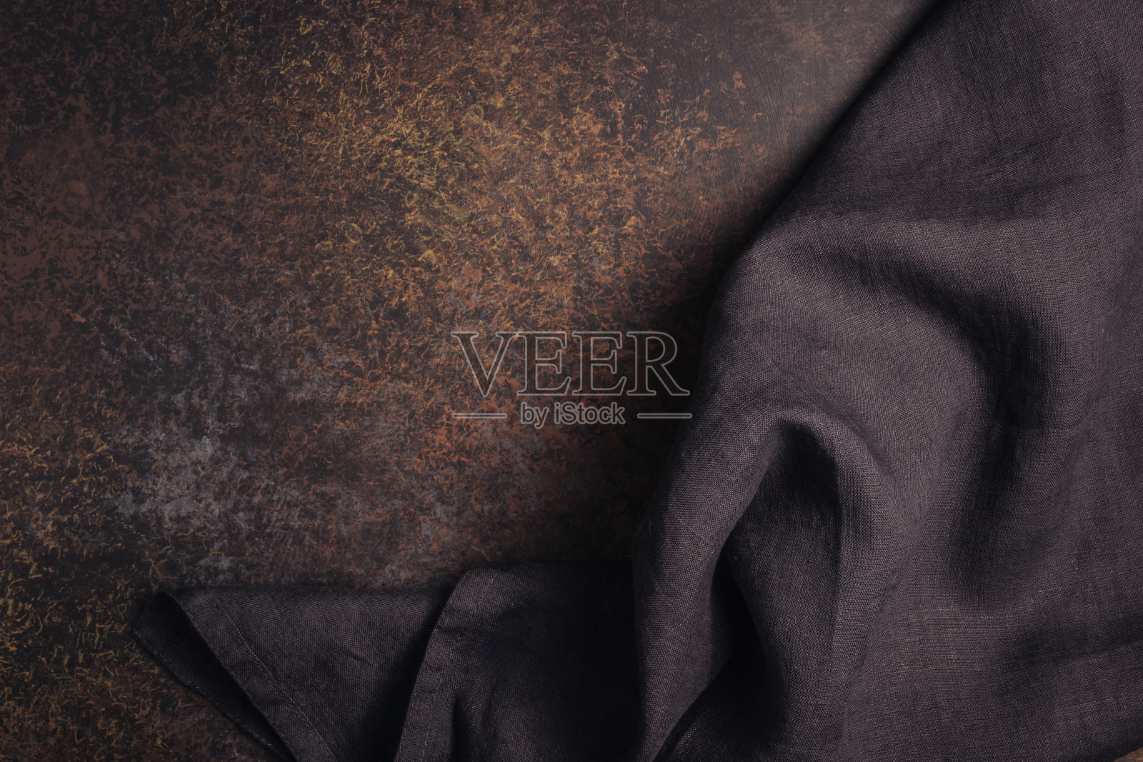 优雅的黑色餐桌设置:黑色的餐巾在黑暗的背景。平的。前视图。照片摄影图片