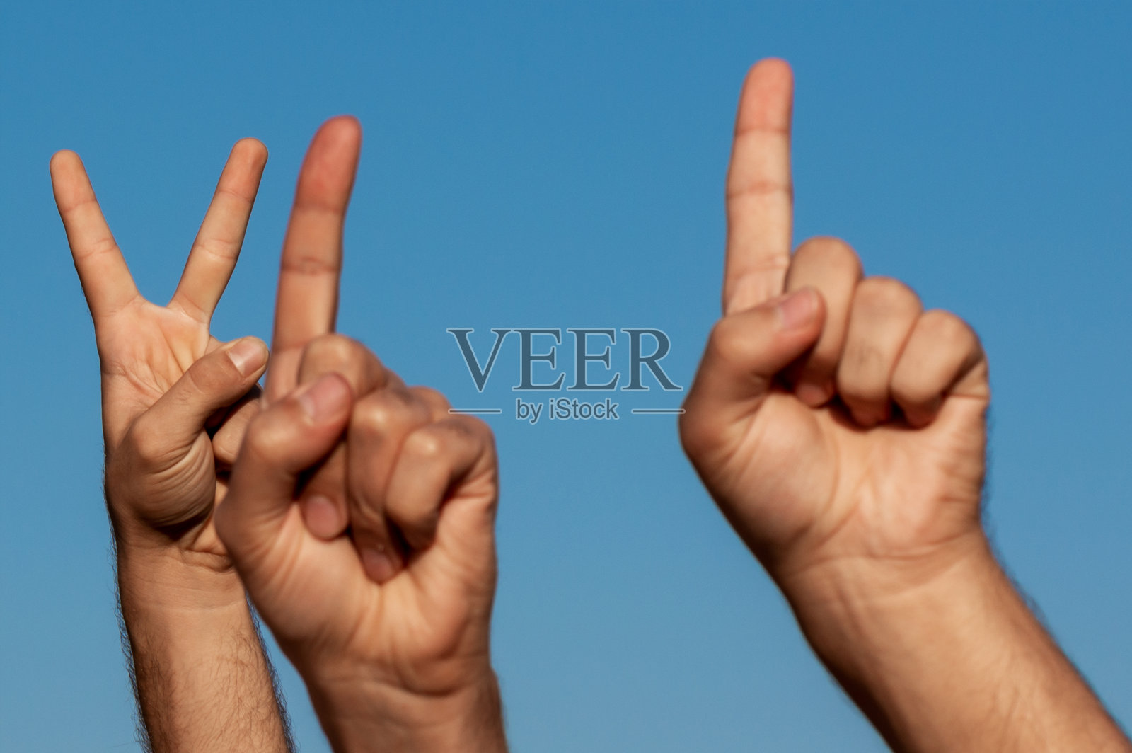 孩子的手和手指在天空照片摄影图片