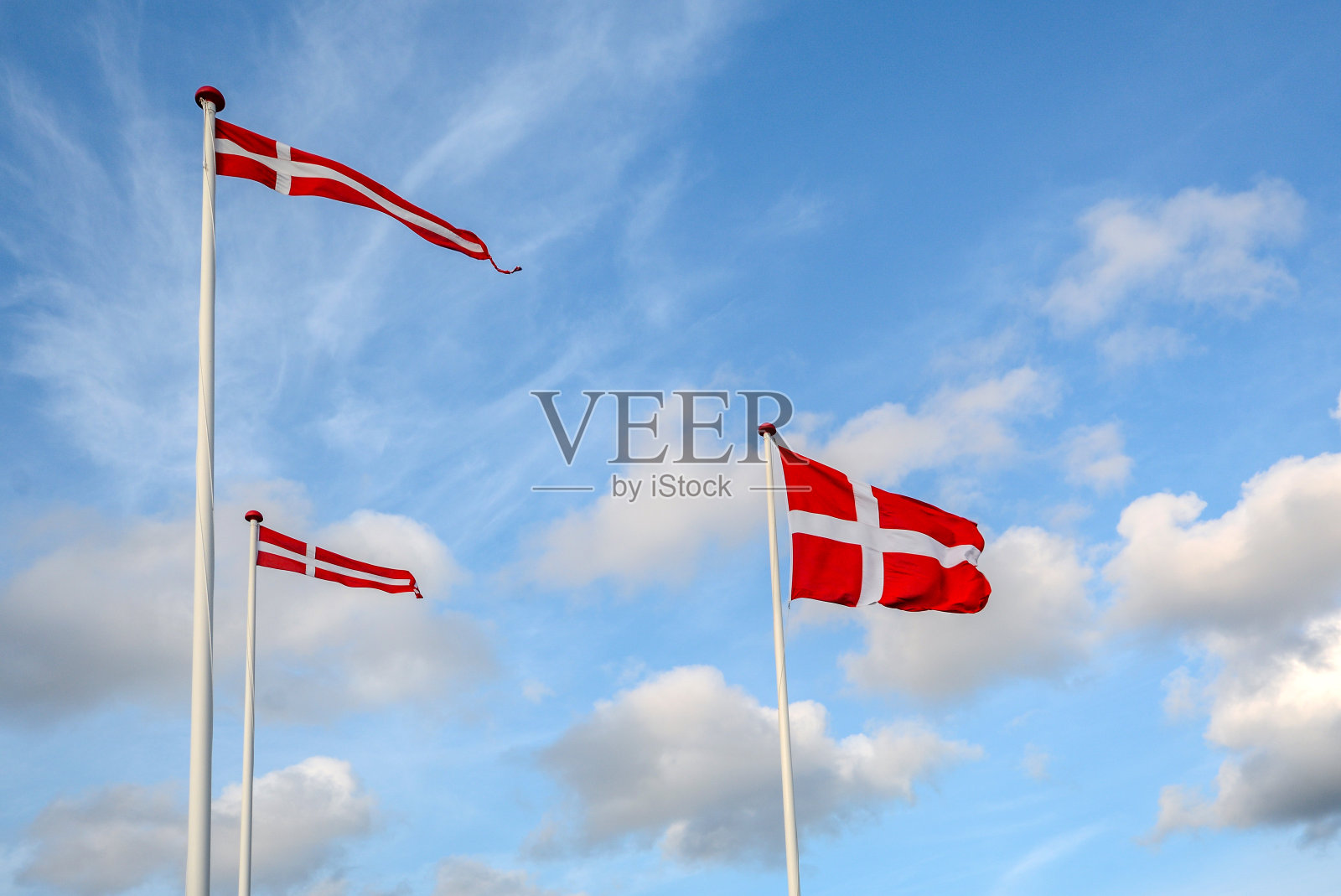 丹麦国旗“Dannebrog”在哥本哈根附近的海滩上迎风飘扬，这是丹麦的国家象征照片摄影图片