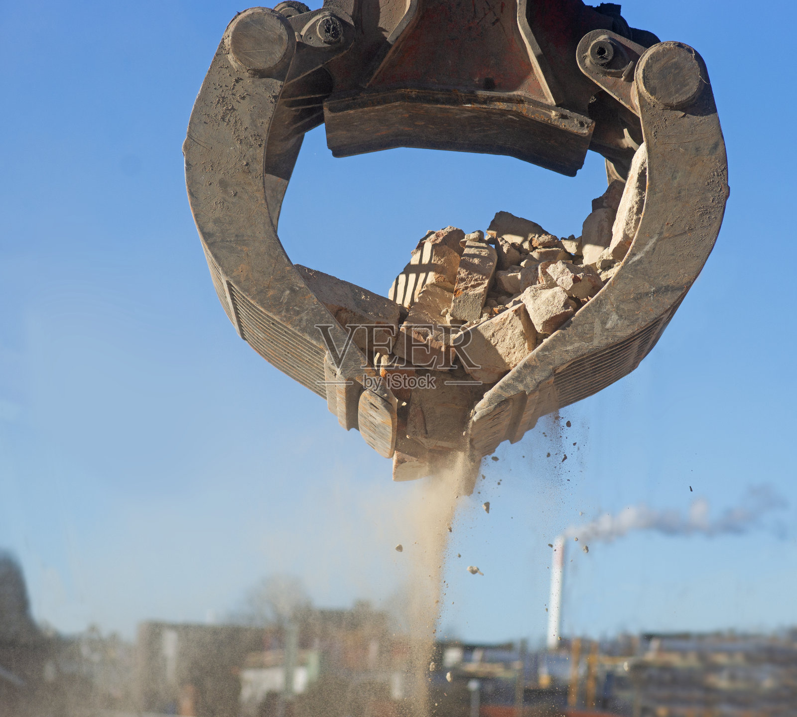 在建筑工地搬运砖块和其他碎片照片摄影图片