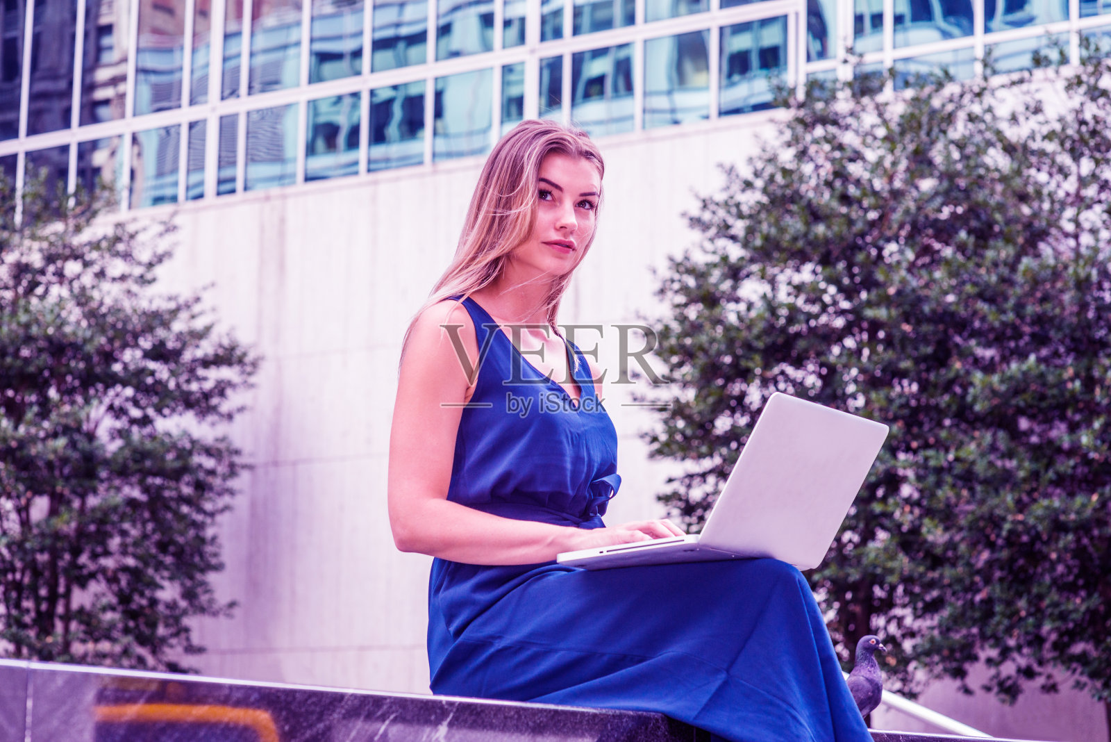 年轻美丽的东欧美国女人在纽约学习照片摄影图片