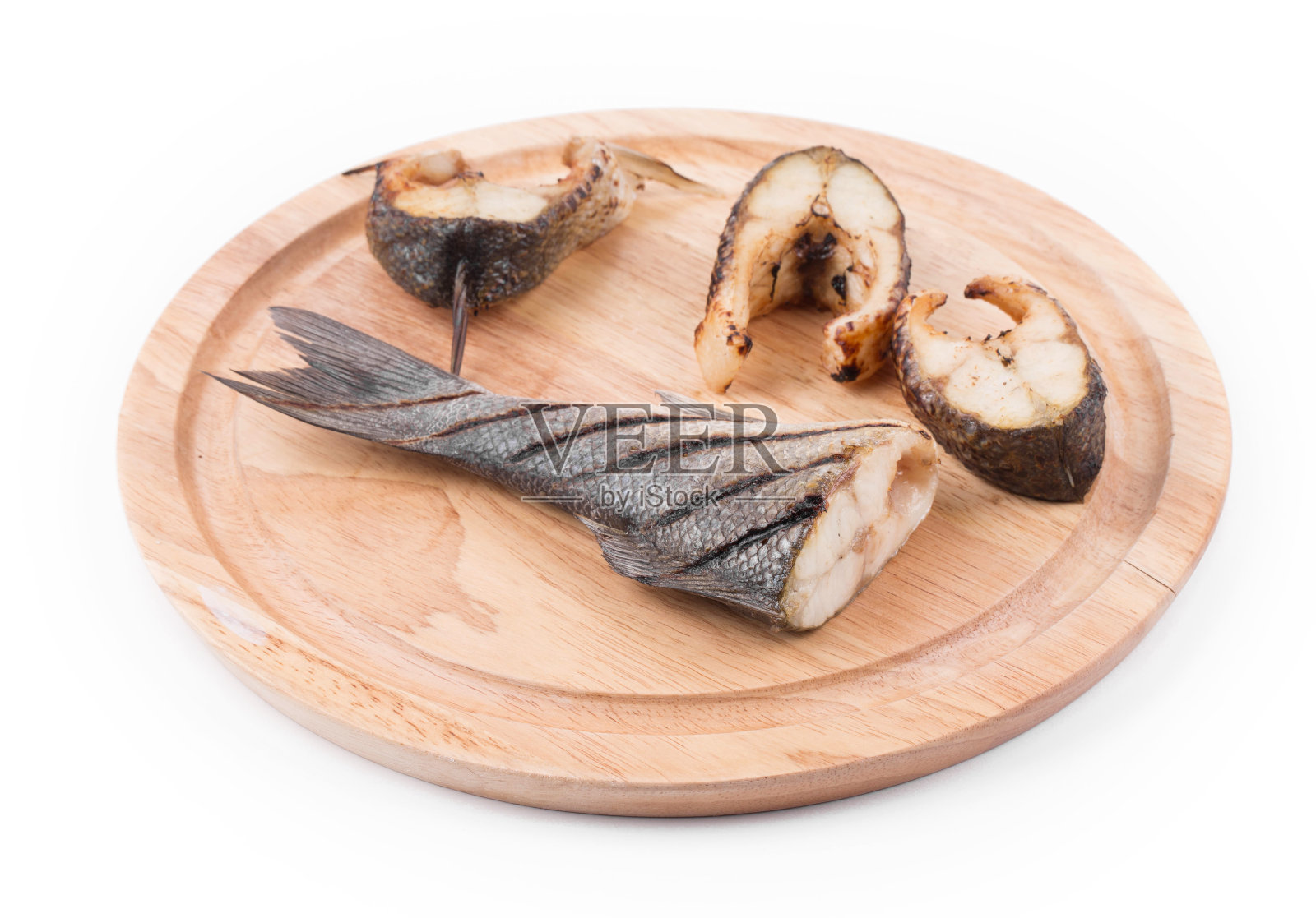 烤牛排和鲈鱼尾巴。照片摄影图片