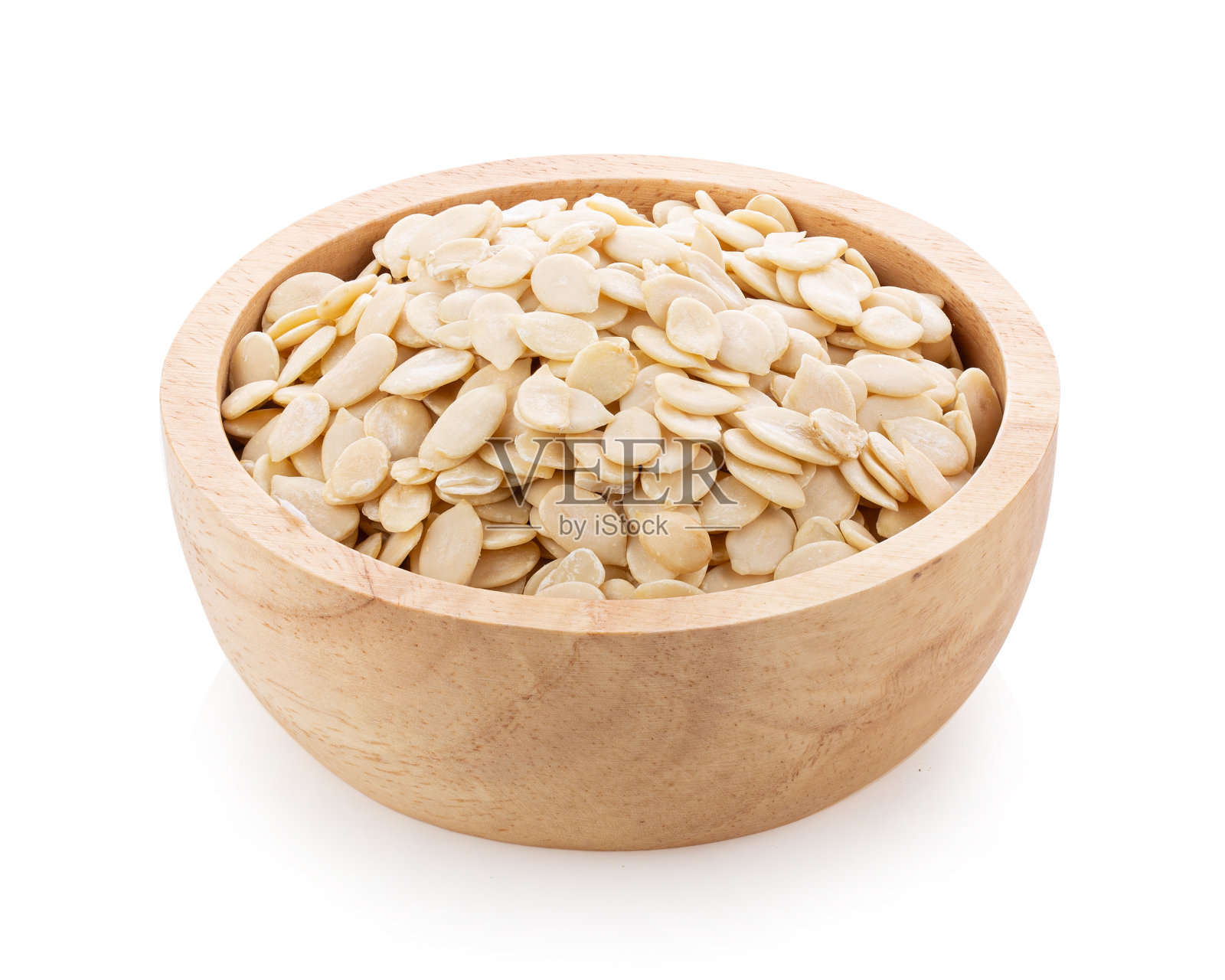 南瓜种子在木碗孤立在白色的背景。全景深照片摄影图片