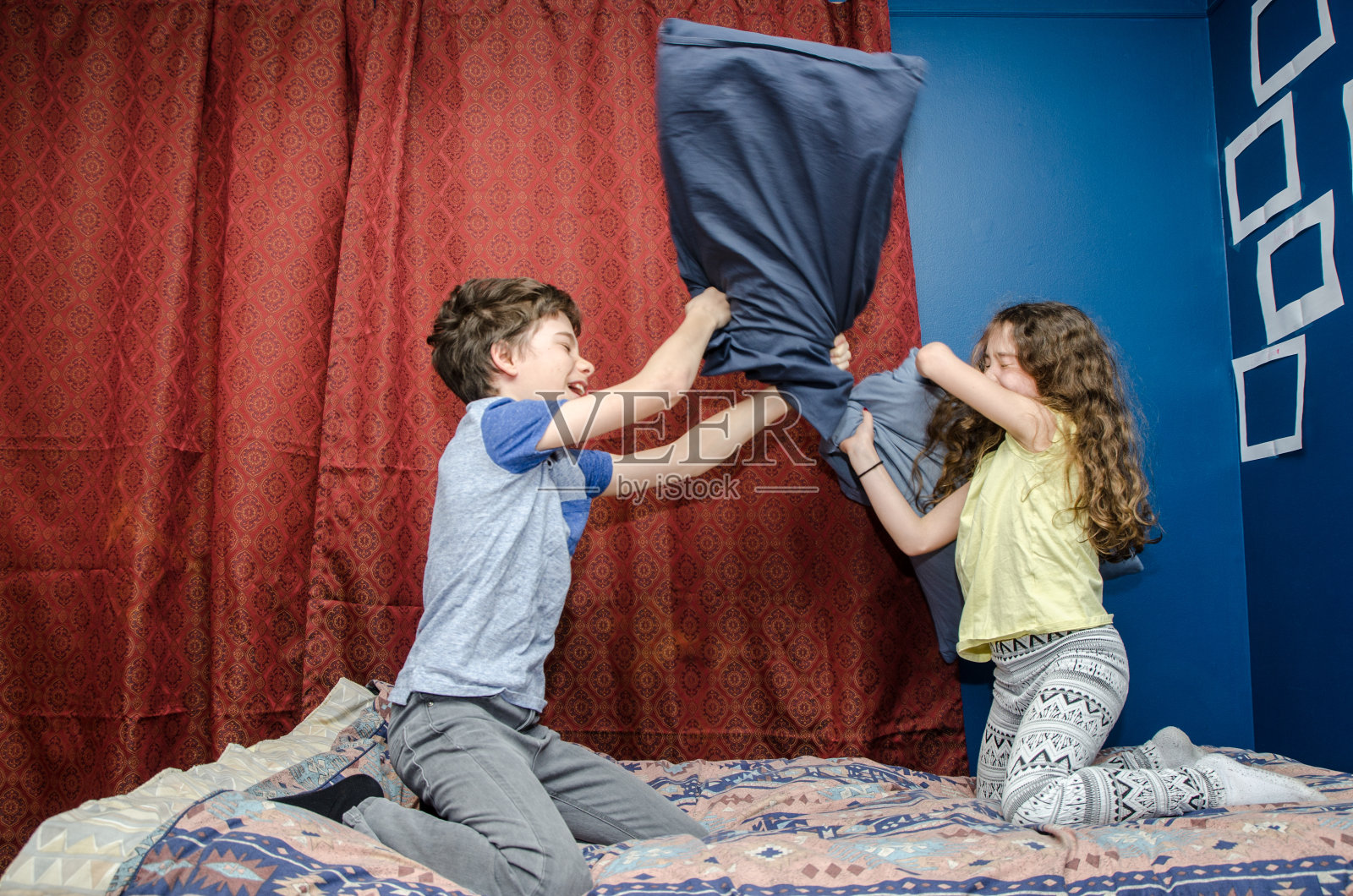 两个孩子在玩枕头大战照片摄影图片