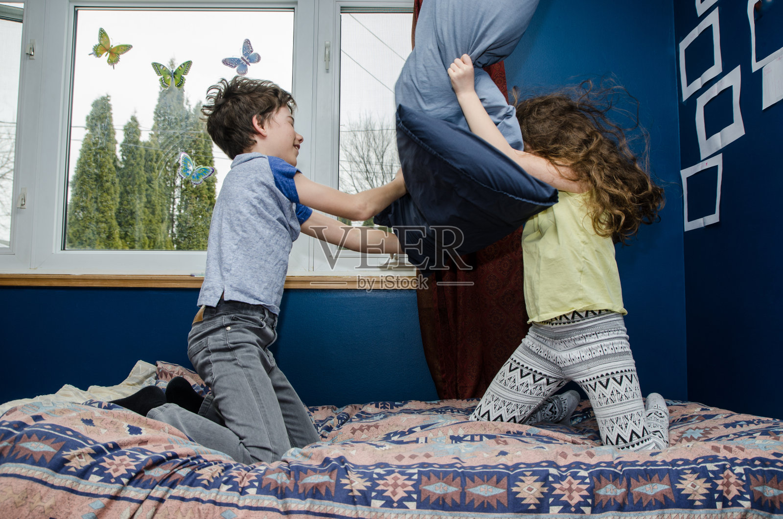 两个孩子在玩枕头大战照片摄影图片