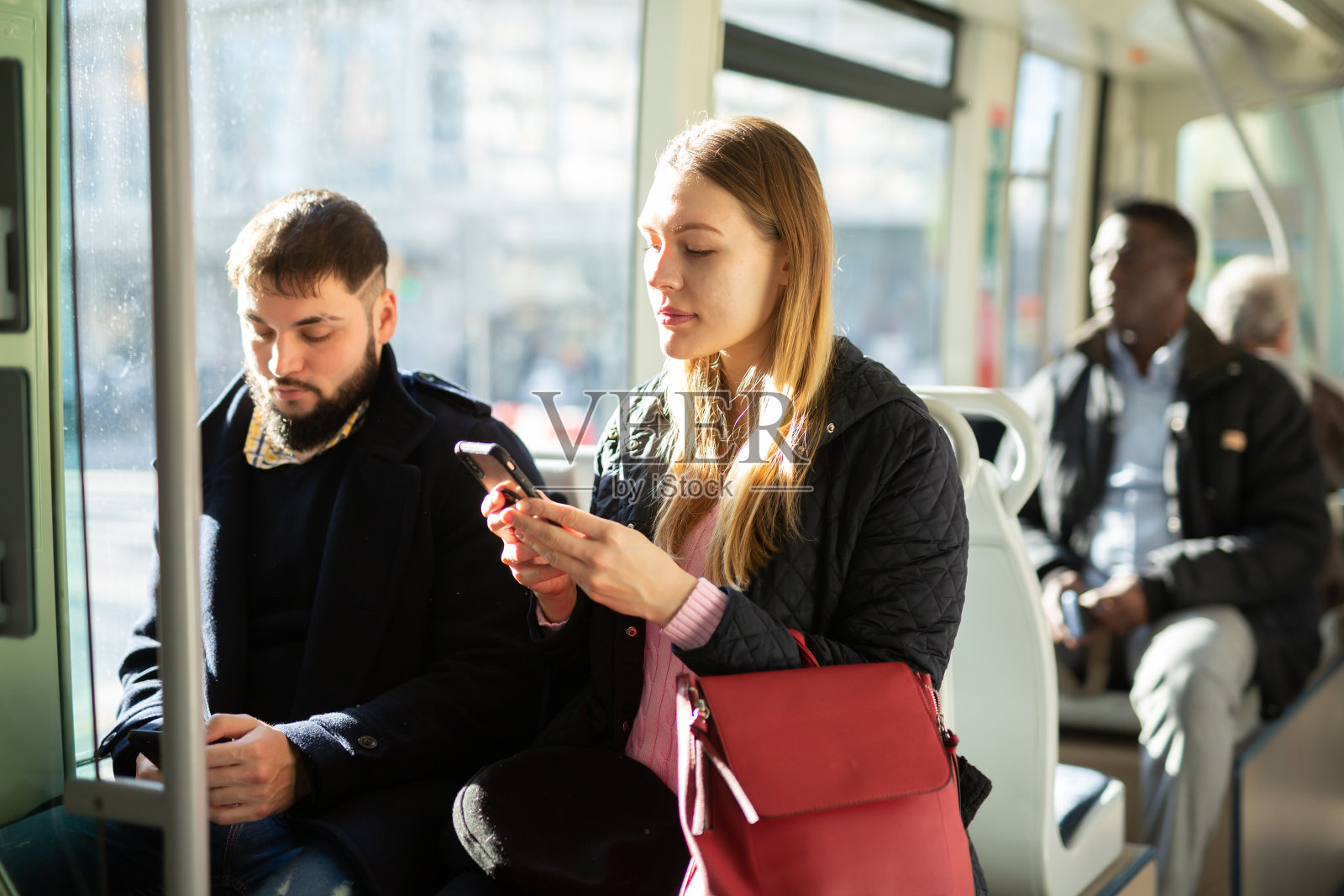 人们乘坐城市公交车照片摄影图片