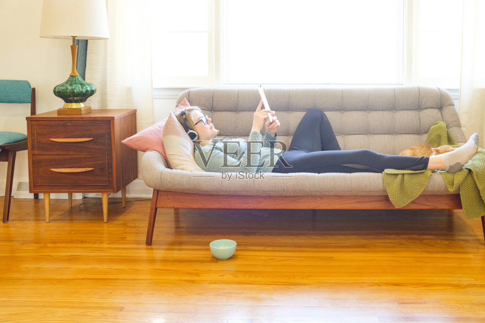 年轻女子在用平板电脑照片摄影图片