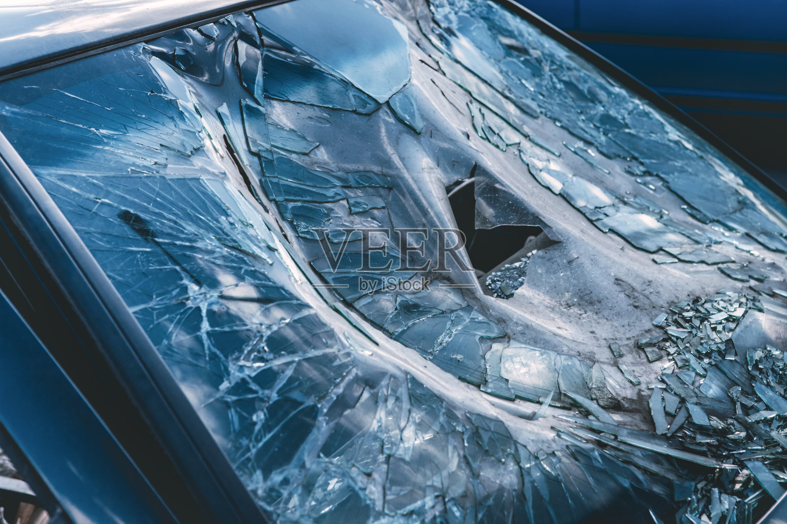 一辆车的窗户被打碎了照片摄影图片