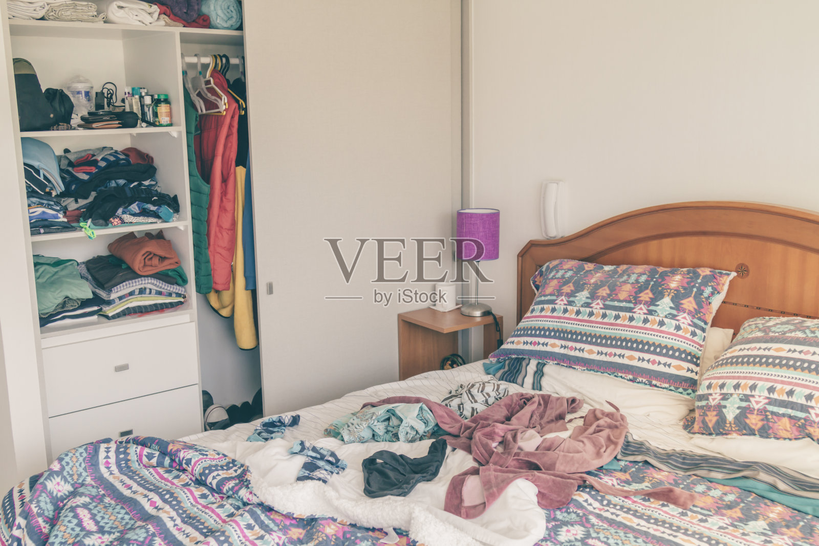 凌乱的卧室在清晨醒来。照片摄影图片