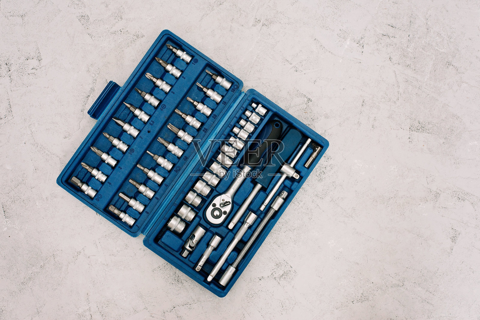 汽车保养和修理的概念。在灰色的工业背景上用不锈钢制成的工具集。螺丝刀、扳手、扳手。副本的空间。平的。照片摄影图片