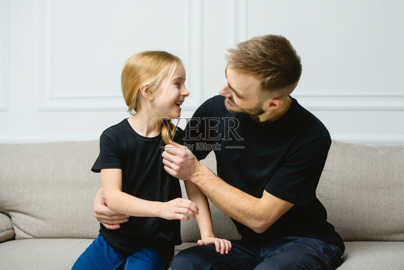 慈爱的父亲和女儿在家庭中的样子照片摄影图片