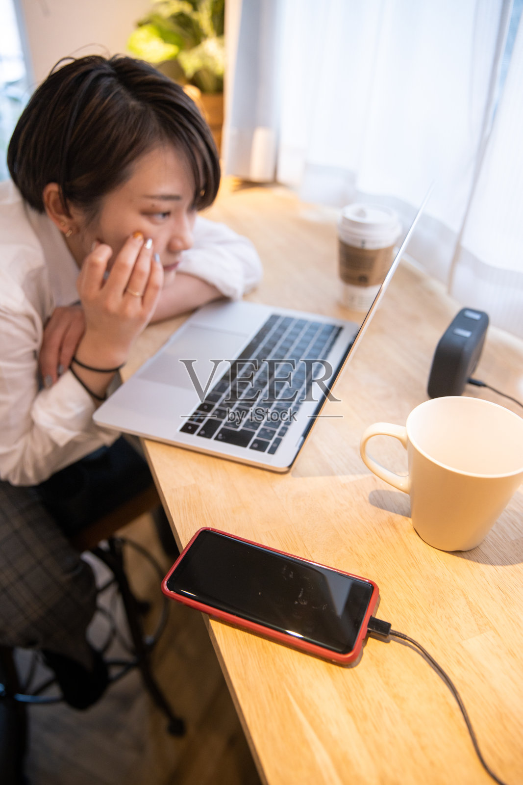 年轻女子在家工作，但累了照片摄影图片