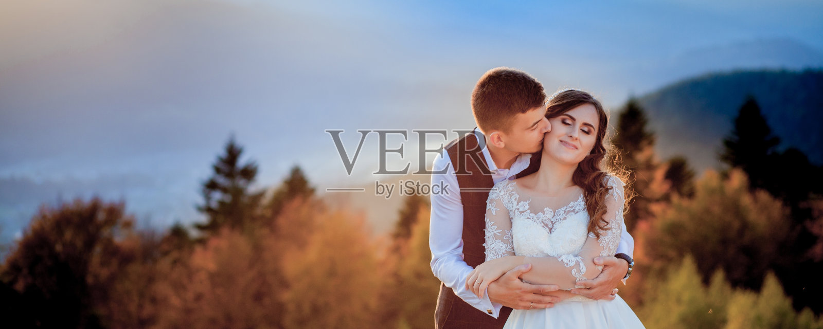 新娘和新郎在日落浪漫的夫妇照片摄影图片