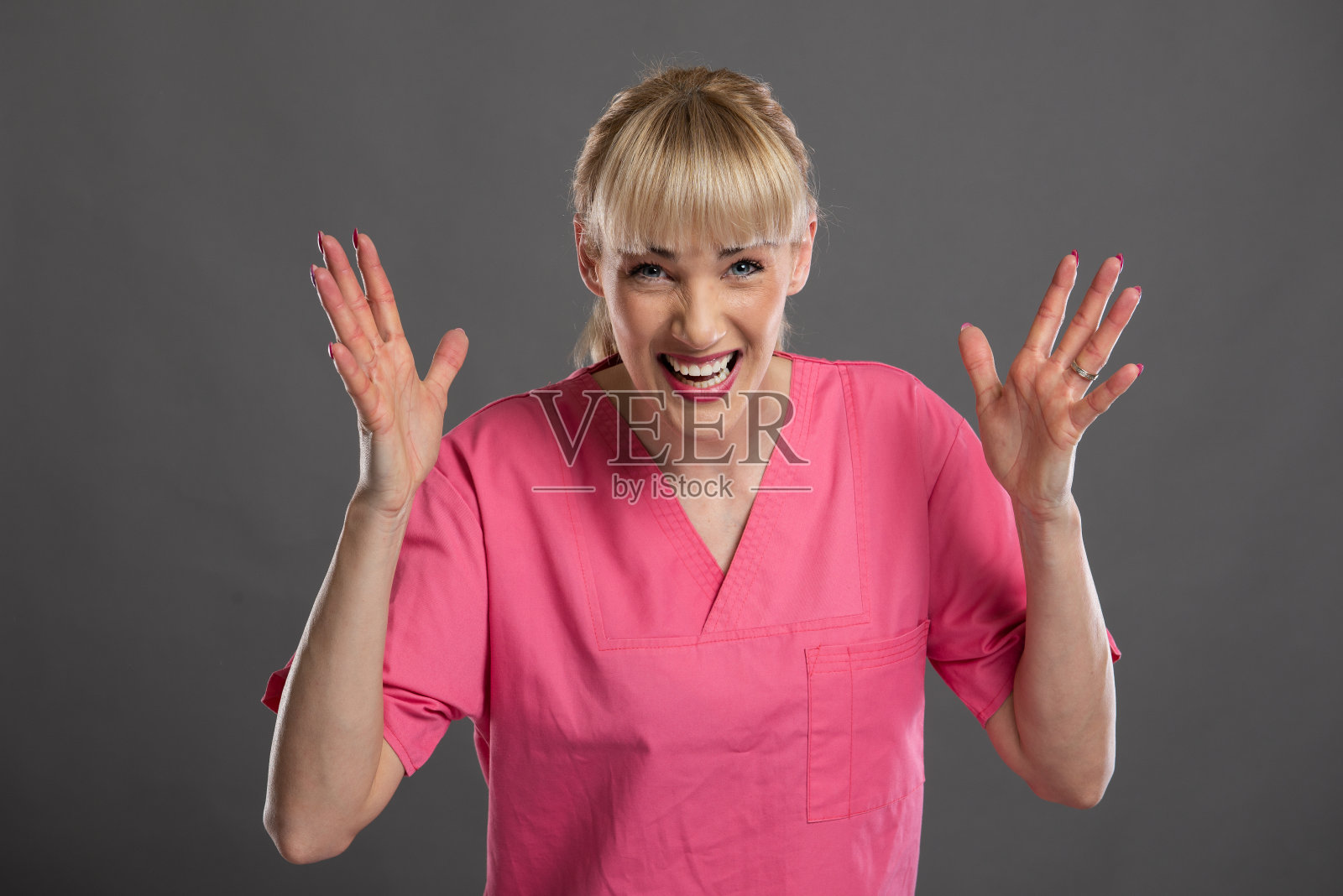 年轻迷人的女护士大声尖叫的肖像照片摄影图片