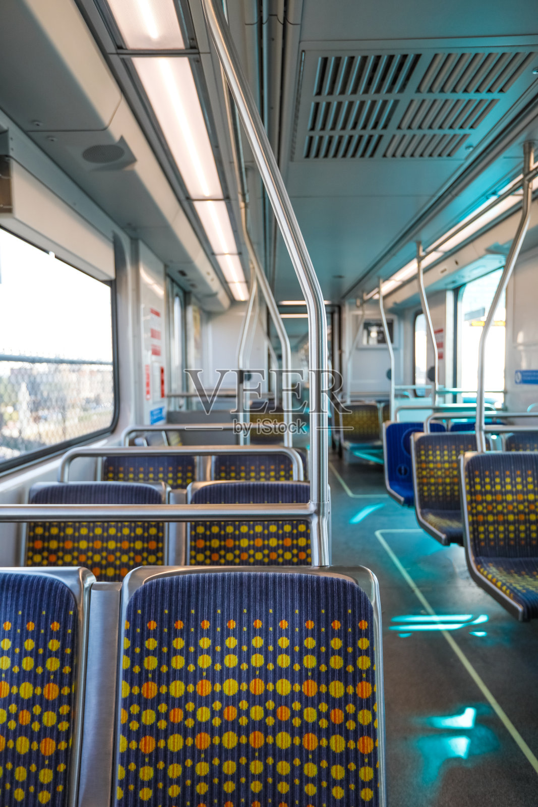 地铁座位在一列空火车。照片摄影图片