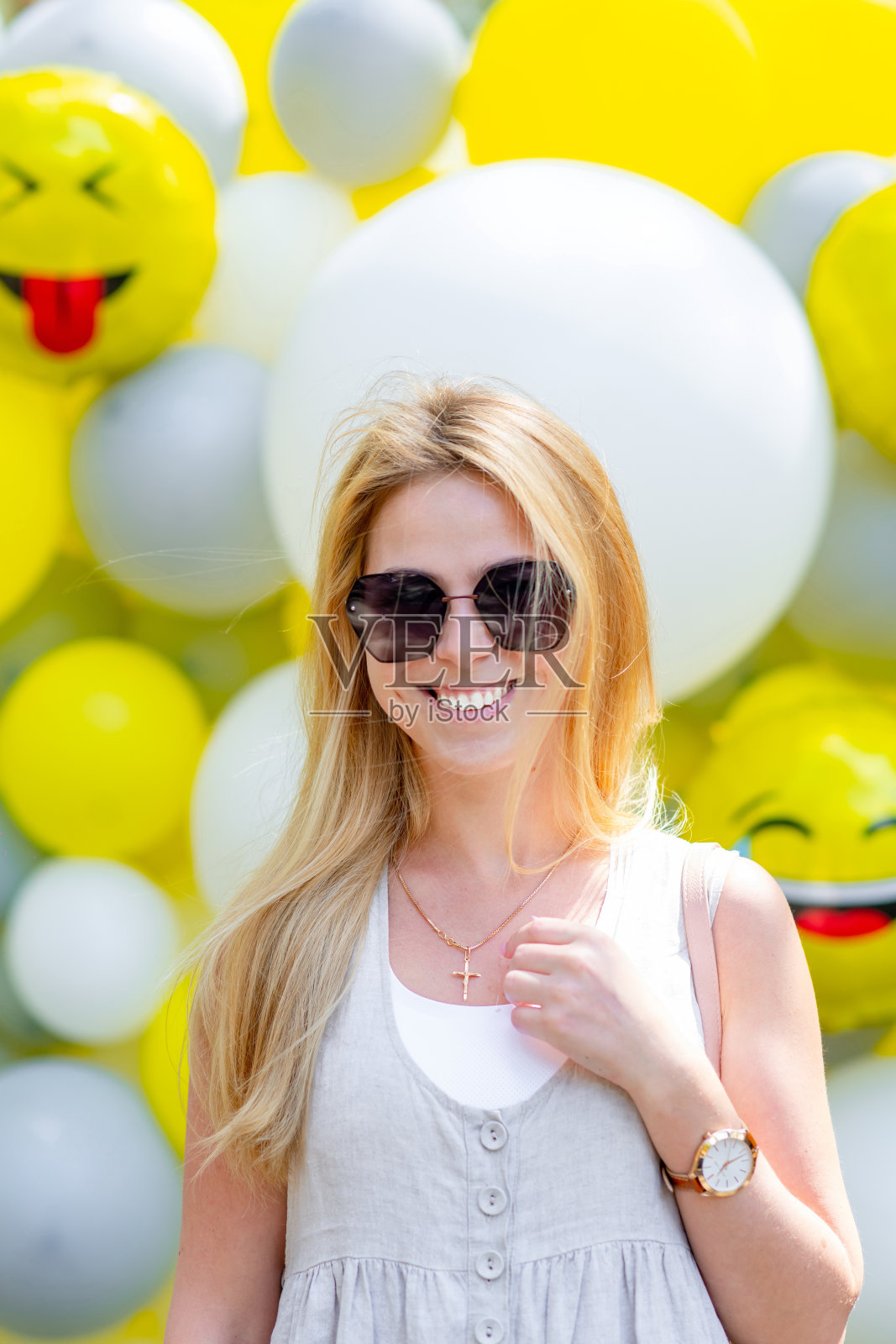 一个快乐的年轻女子的肖像照片摄影图片