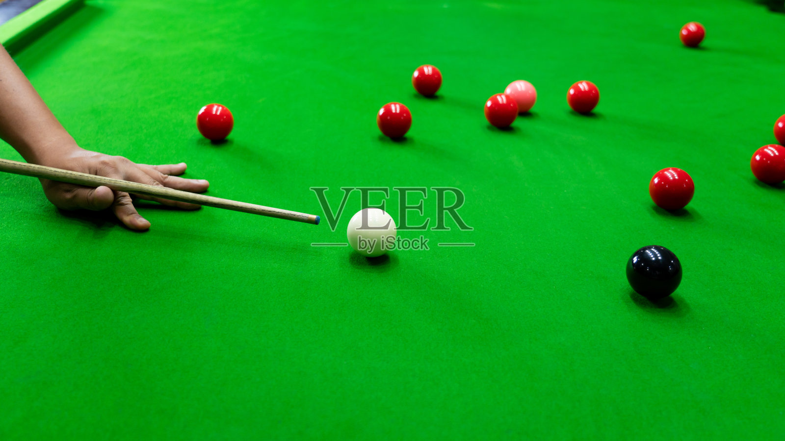 游戏斯诺克台球或开框球员准备击球，运动员在酒吧的绿色桌子上踢球杆照片摄影图片