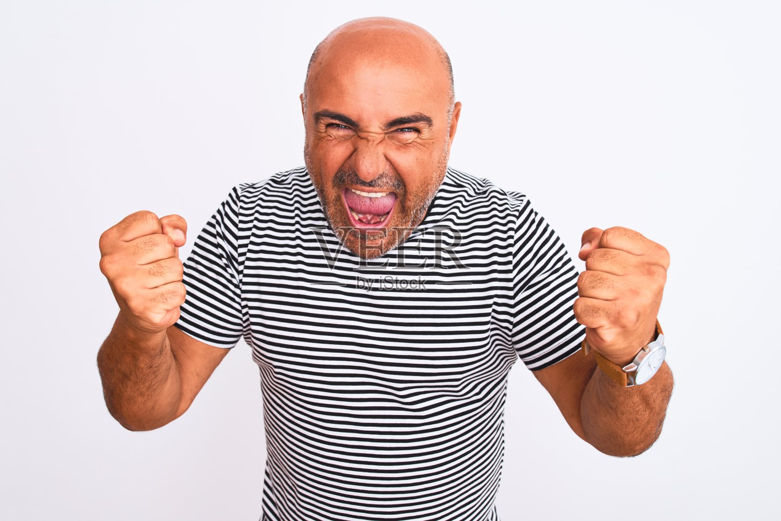 穿着条纹T恤的中年帅气男人，在白色背景前做出胜利手势，庆祝成功照片摄影图片