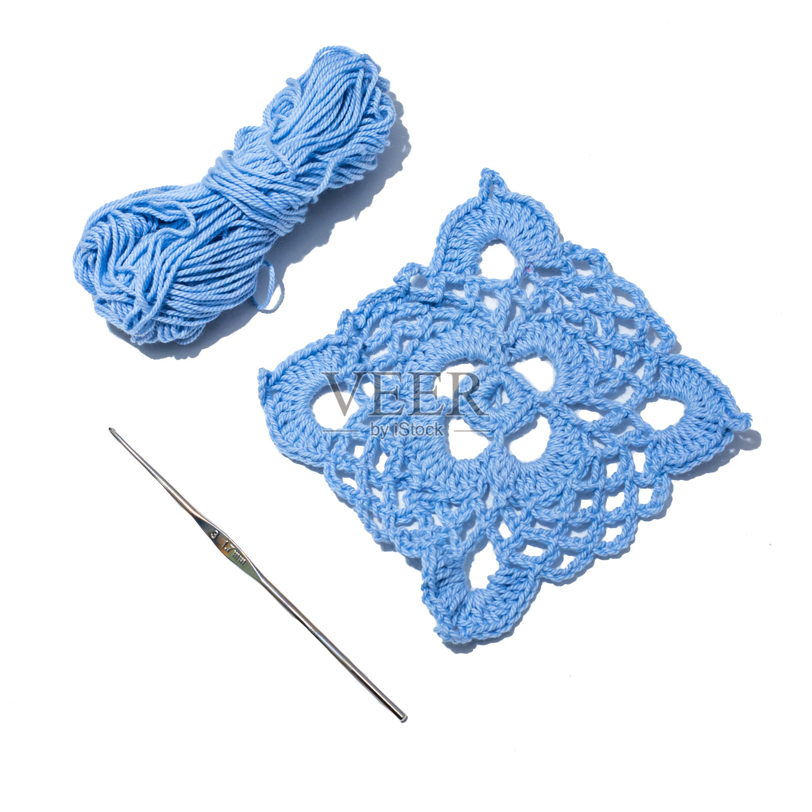 编织图案，旁边有一束线和一个钩子照片摄影图片