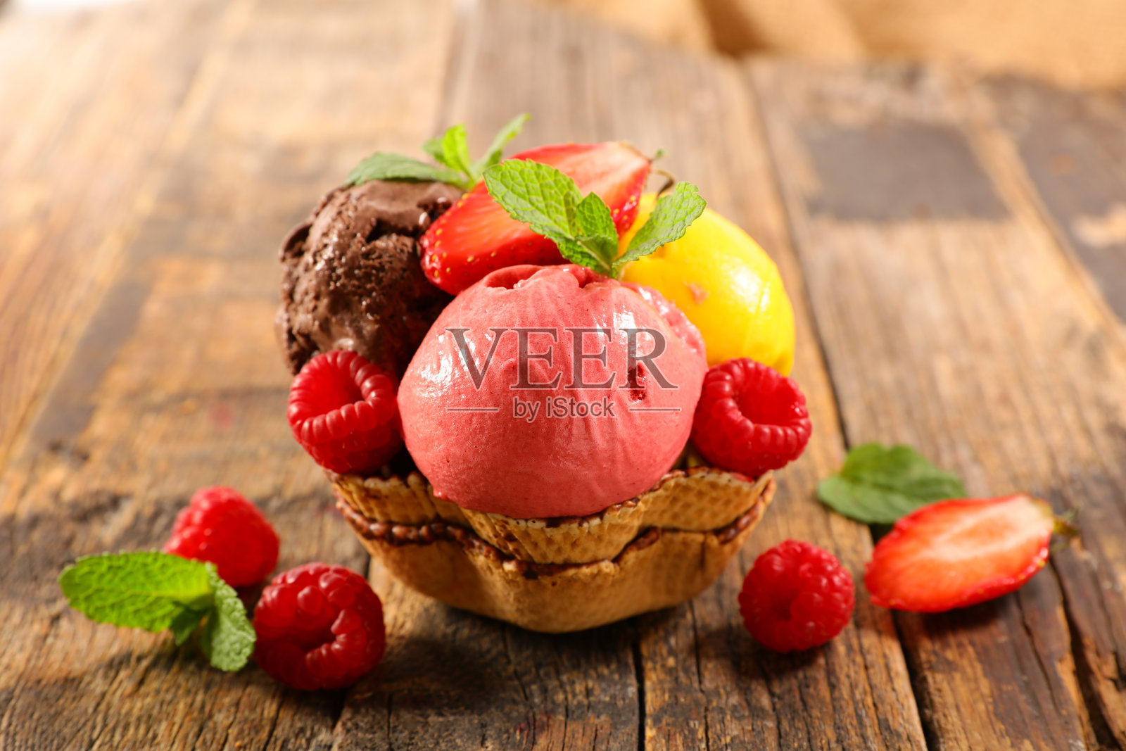 巧克力、芒果和草莓冰淇淋照片摄影图片