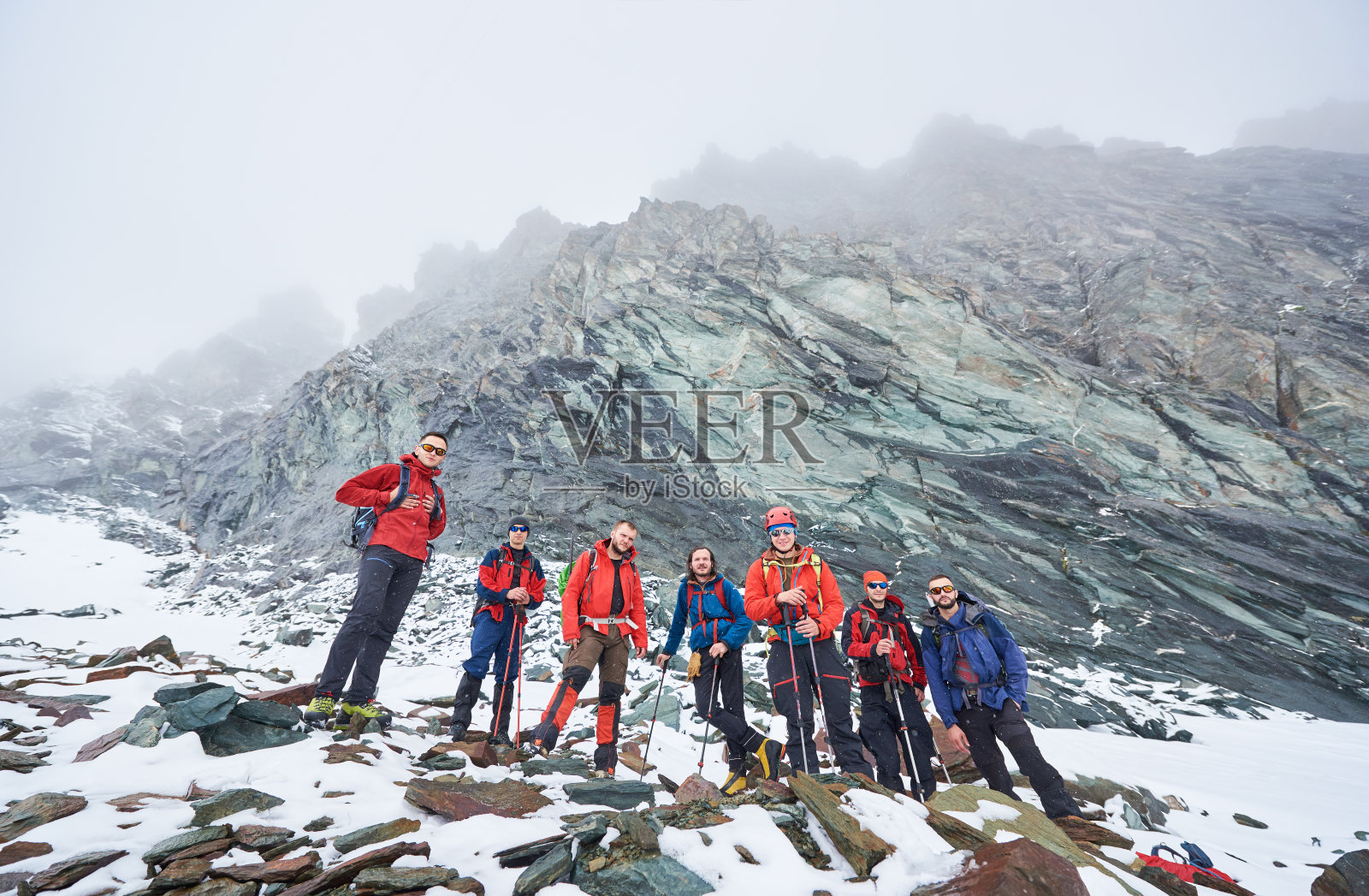 站在格罗斯格洛克纳山脚下的旅行者照片摄影图片