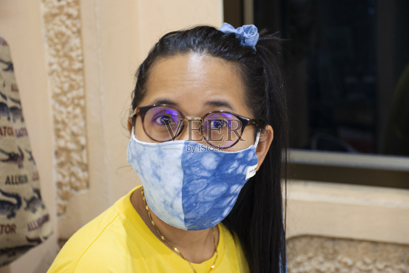 泰国女人在工作室工作并戴口罩照片摄影图片