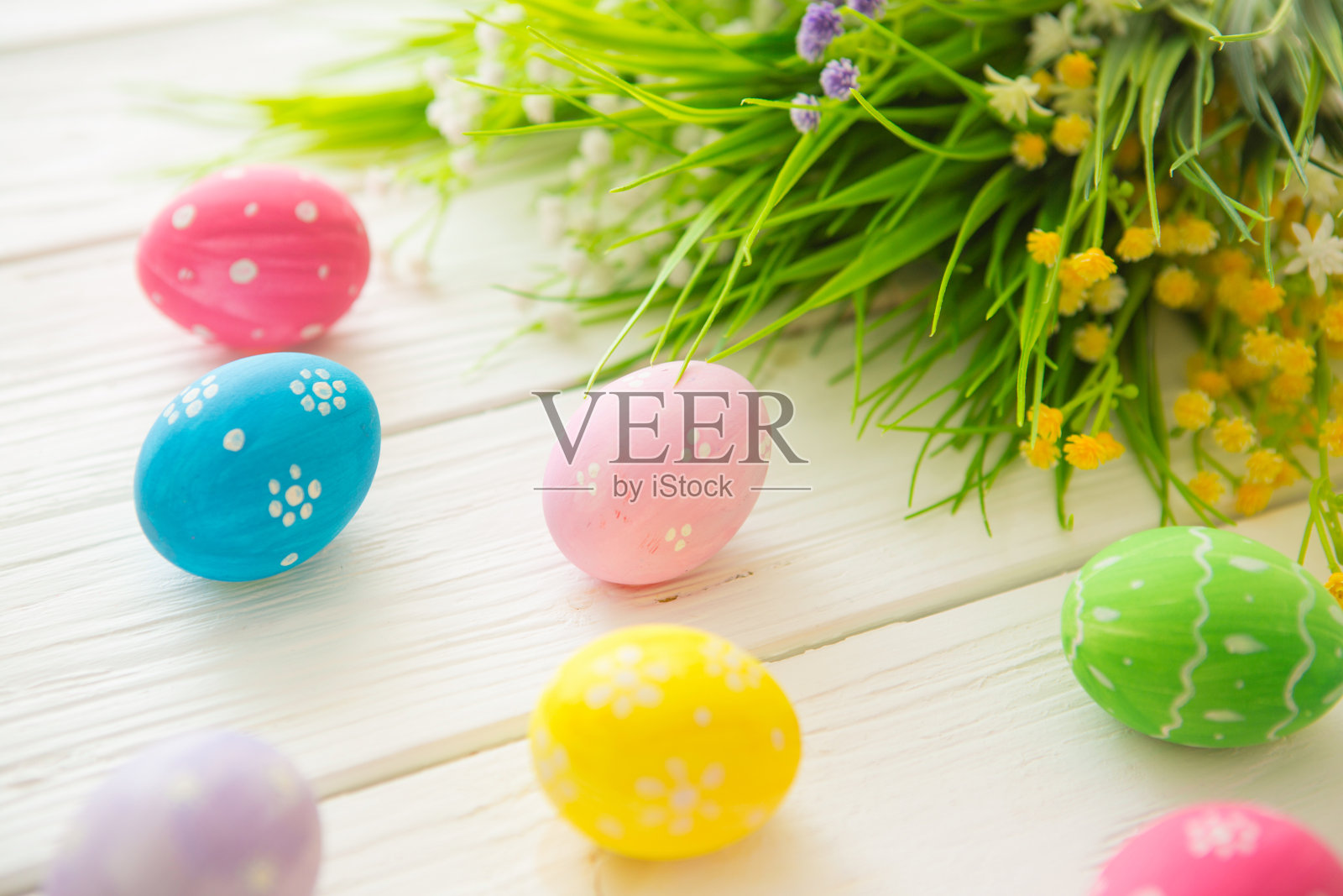 白色木质表面上的复活节彩蛋照片摄影图片