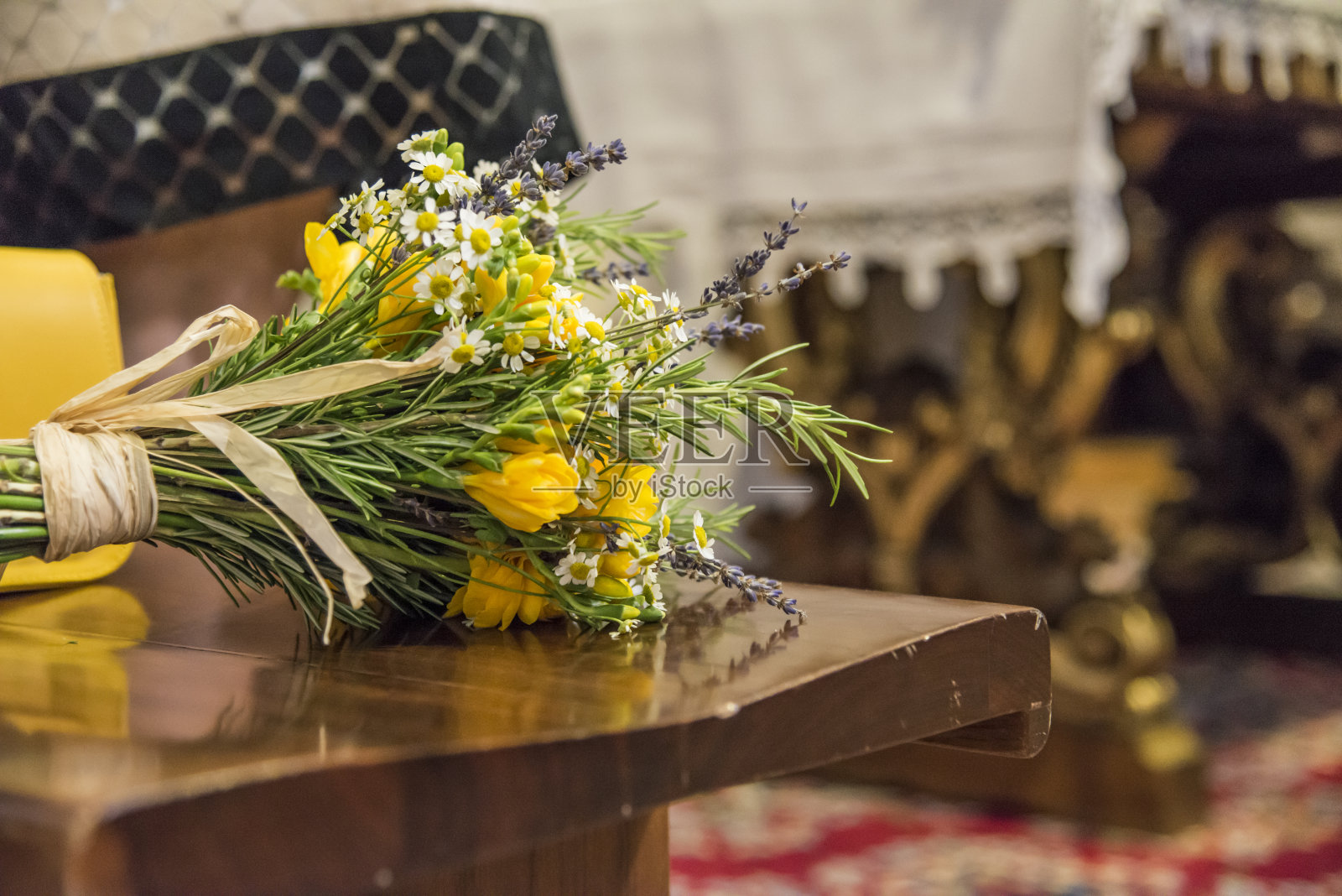婚礼上的花束和黄花照片摄影图片