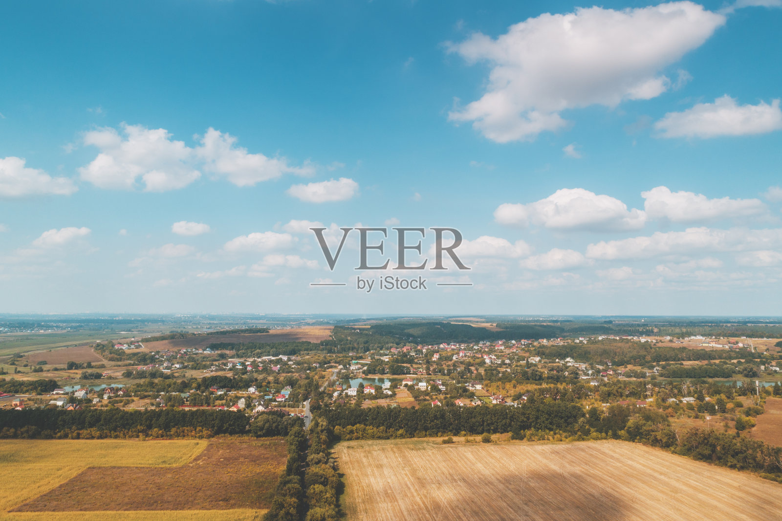 夏日阳光明媚的乡村景色。鸟瞰图照片摄影图片