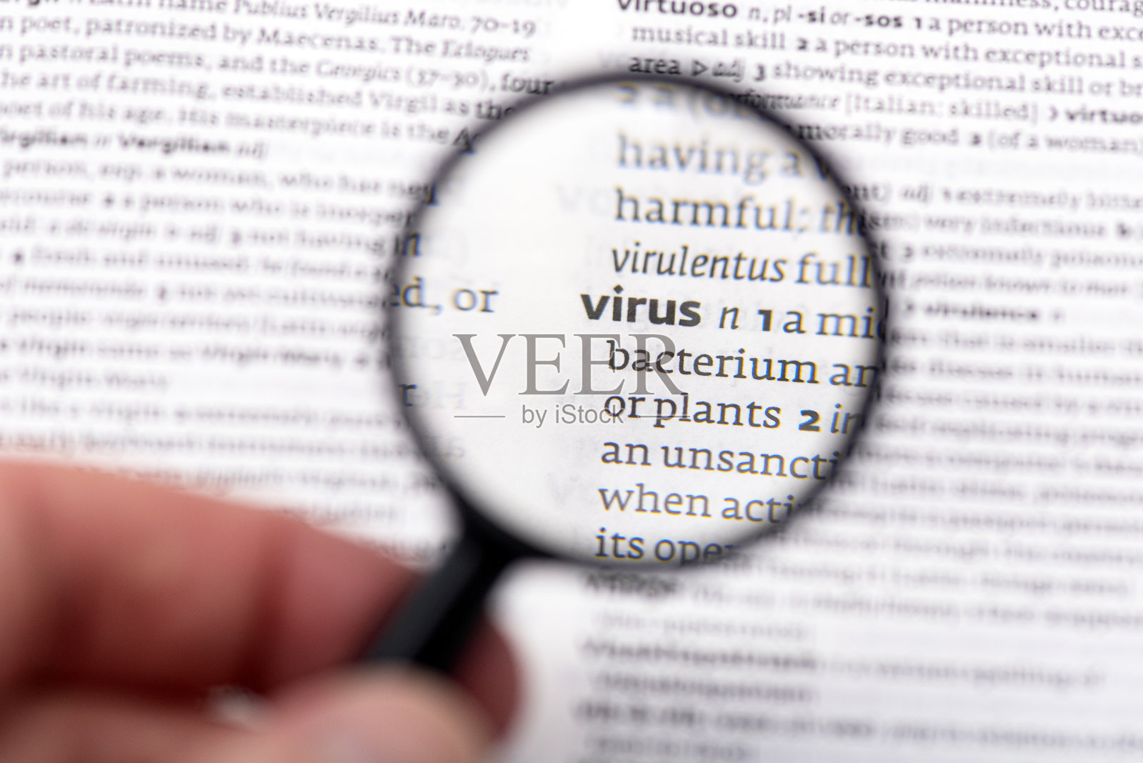 在字典中有病毒一词定义的书页照片摄影图片