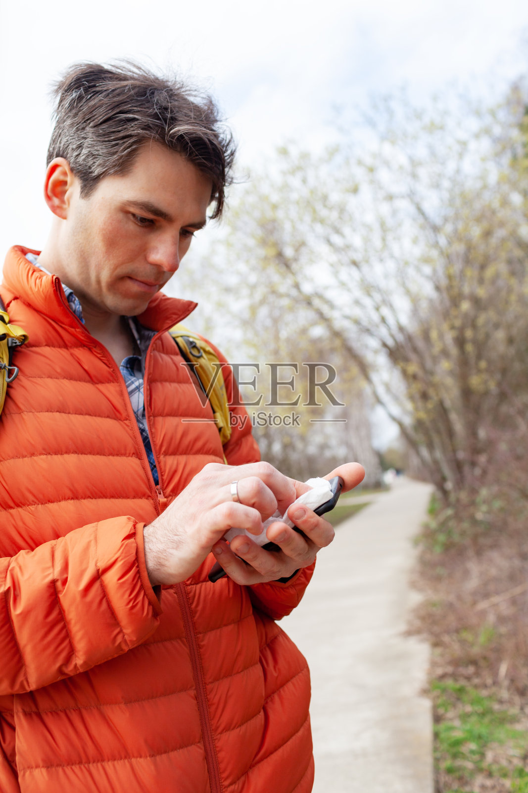清洁手机以消除细菌和新冠病毒照片摄影图片
