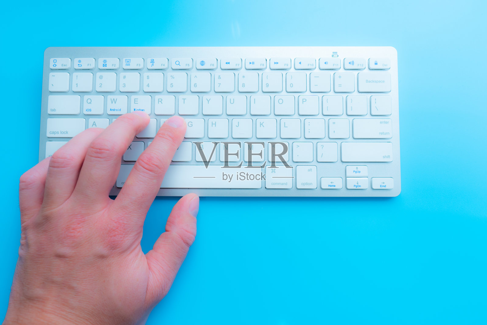 和电脑一起在家工作写博客。男人的手放在键盘上照片摄影图片