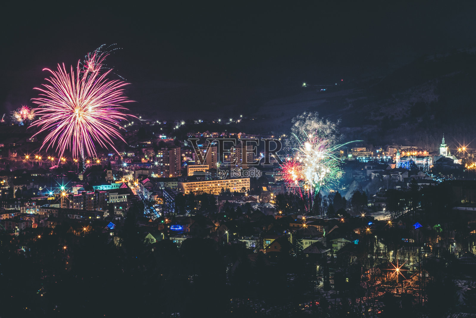 斯洛伐克鲁容贝罗克市上空的烟花照片摄影图片