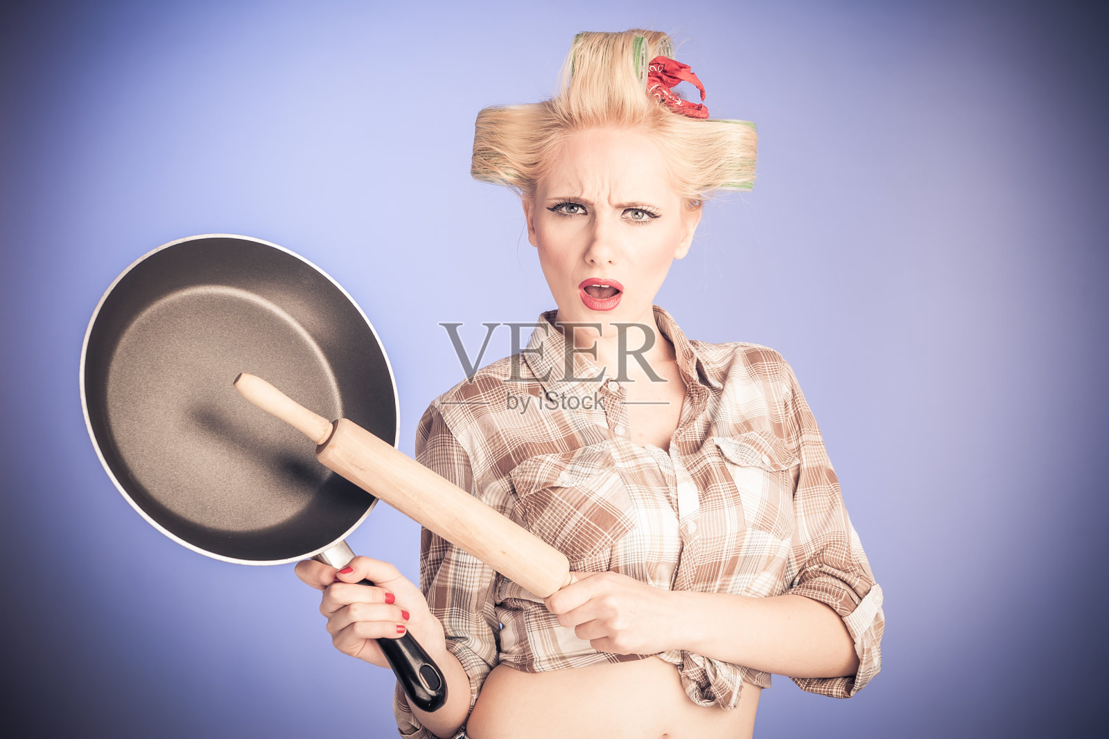 打扮成女孩。美丽的女人海报风格肖像在复古的裙子照片摄影图片