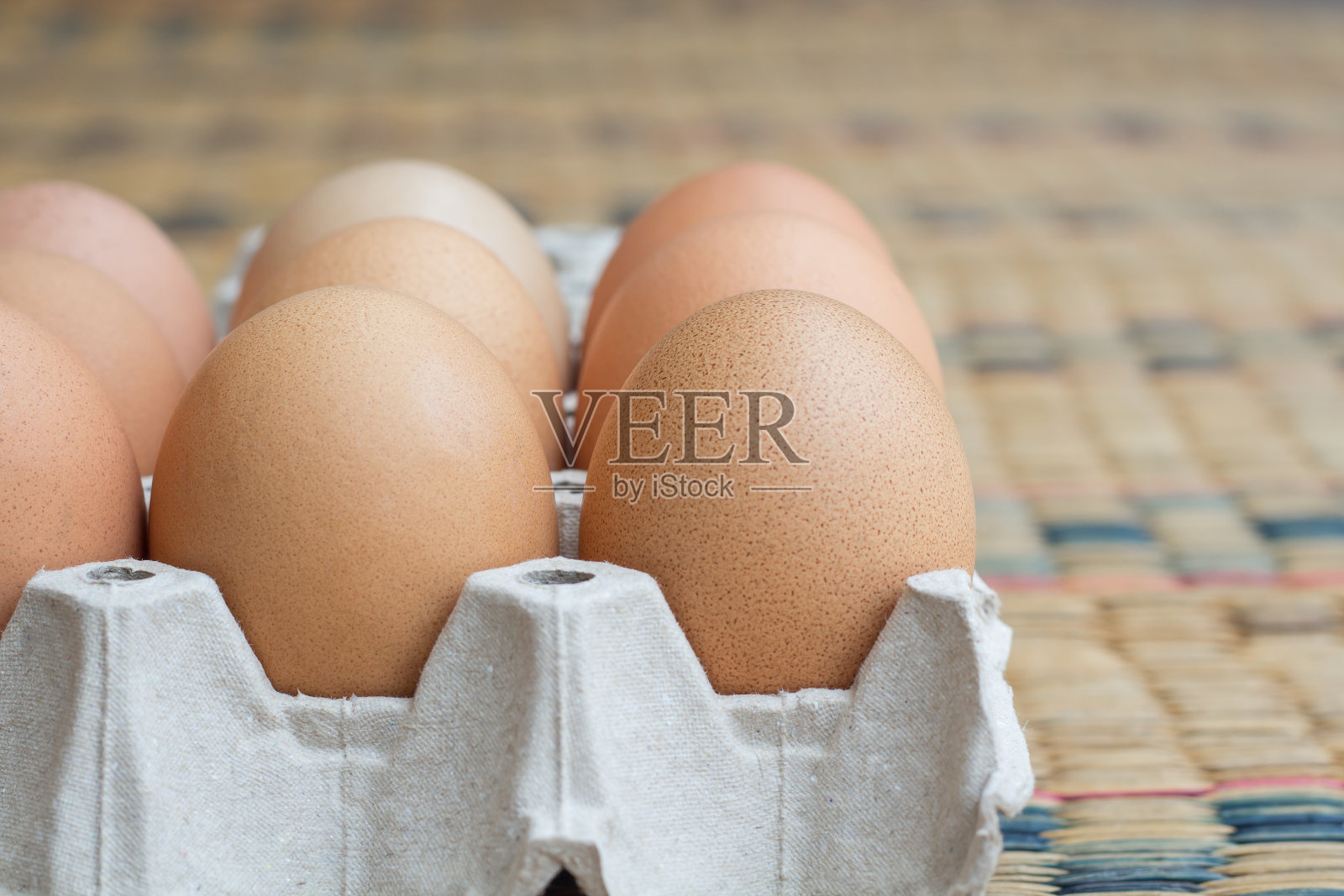 鸡蛋盘里的新鲜鸡蛋照片摄影图片