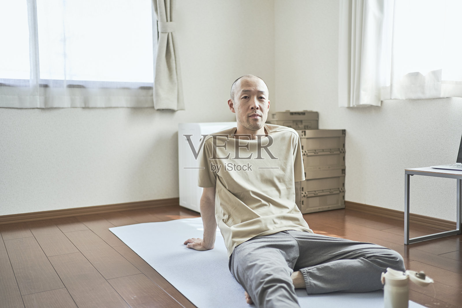 男人在家锻炼照片摄影图片